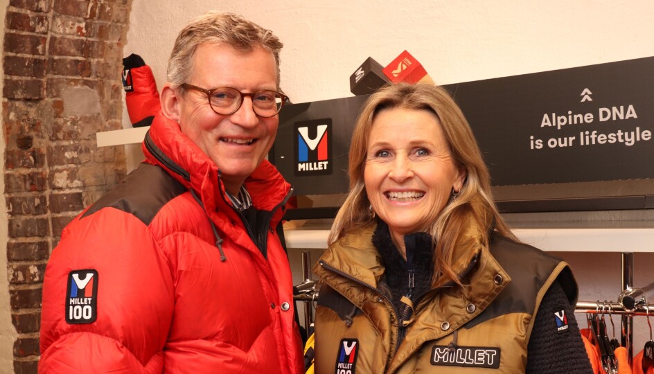 Øistein og Nina Gulbrandsen med jubileumsmodeller fra Millet.