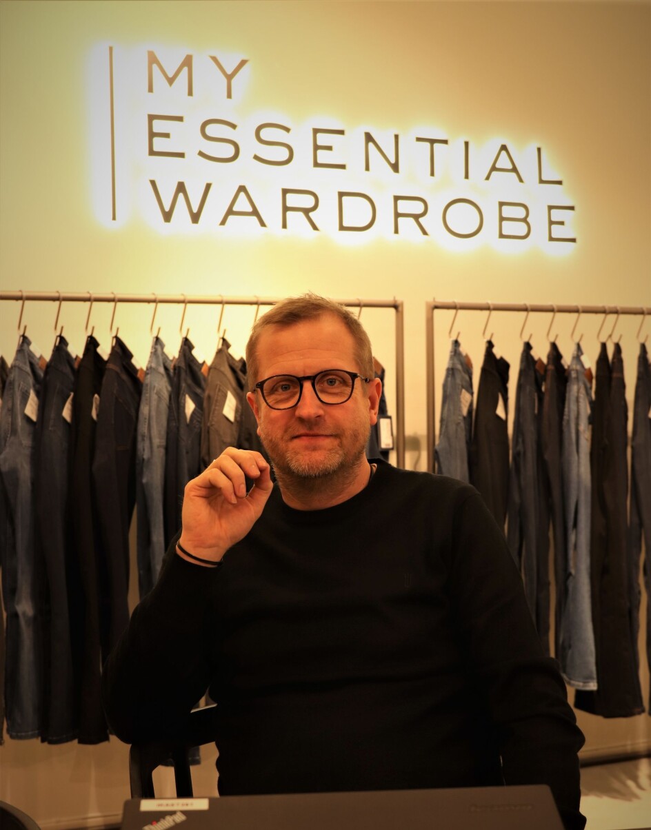 Jan S. Jensen foran den nye logoen