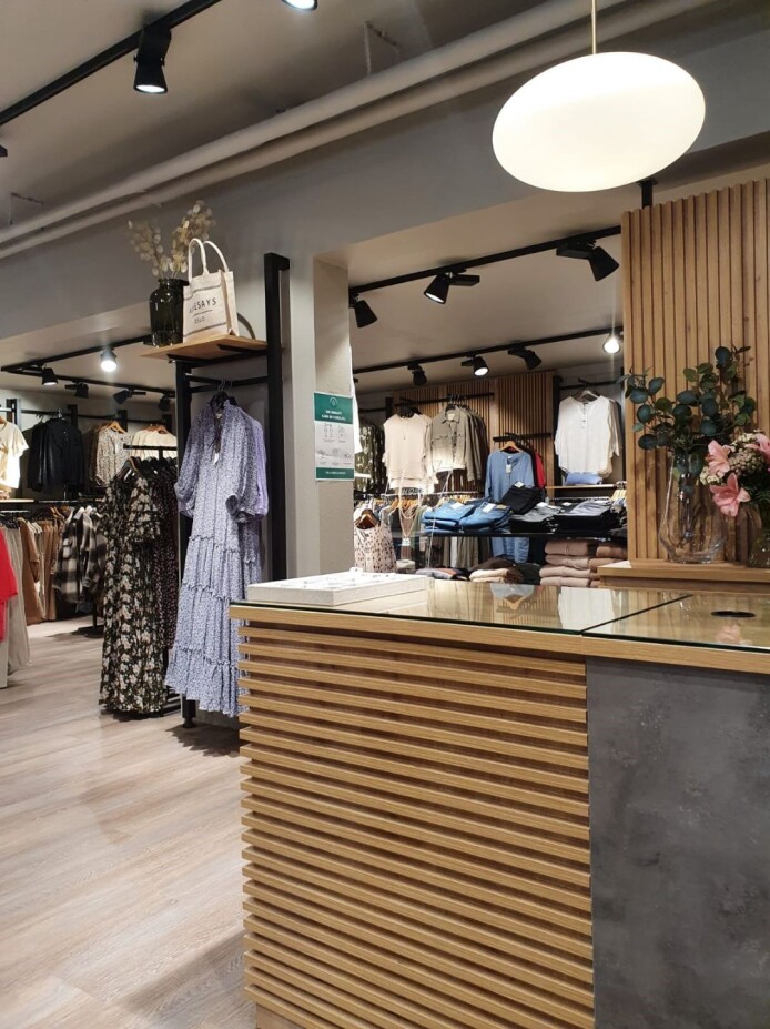En blanding av lyse farger, treverk og svart metall gir et delikat og lyst inntrykk En blanding av lyse farger, treverk og svart metall gir et delikat og lyst inntrykk