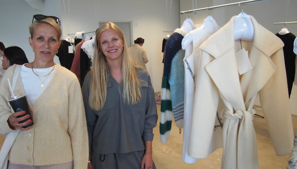 Designerne Kristina Hjelde Hatletveit og Elisabeth Stray Pedersen er begge med i Sorgenfris Artwear pop-up i Oslobukta. Begge er opptatt av lokal produksjon og ull fra norske spinnerier.