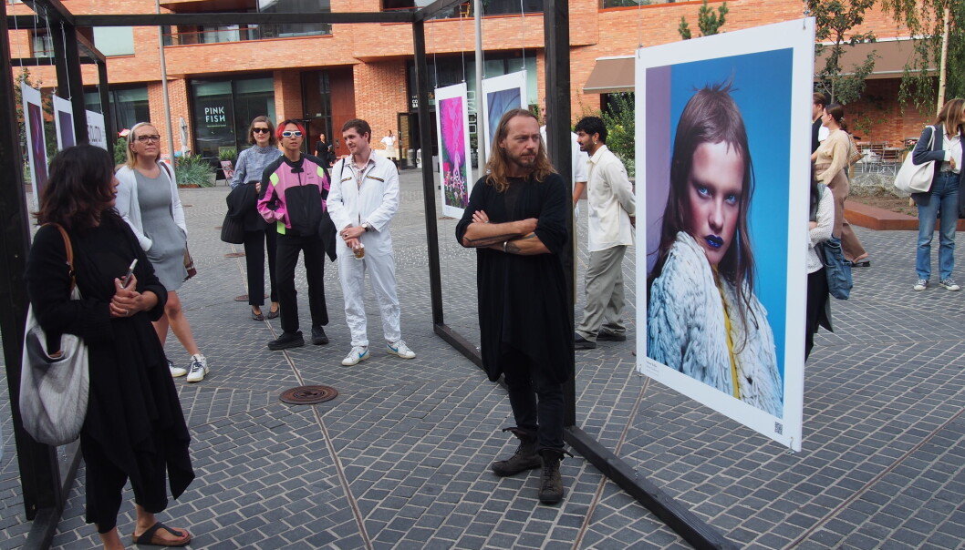 Fotoutstillingen i Oslobukta, Collective Diversity, ble presentert av noen av de deltagene fotografene, blant annet Dusan Reljin. Fotoutstillingen i Oslobukta, Collective Diversity, ble presentert av noen av de deltagene fotografene, blant annet Dusan Reljin.