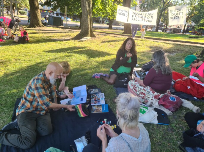 Uken begynte med 'reparer i friluft' som Eva Kittelsen i My Visible Mend arrangerte sammen med Extinction Rebellion rett ved DogA. Uken begynte med 'reparer i friluft' som Eva Kittelsen i My Visible Mend arrangerte sammen med Extinction Rebellion rett ved DogA.