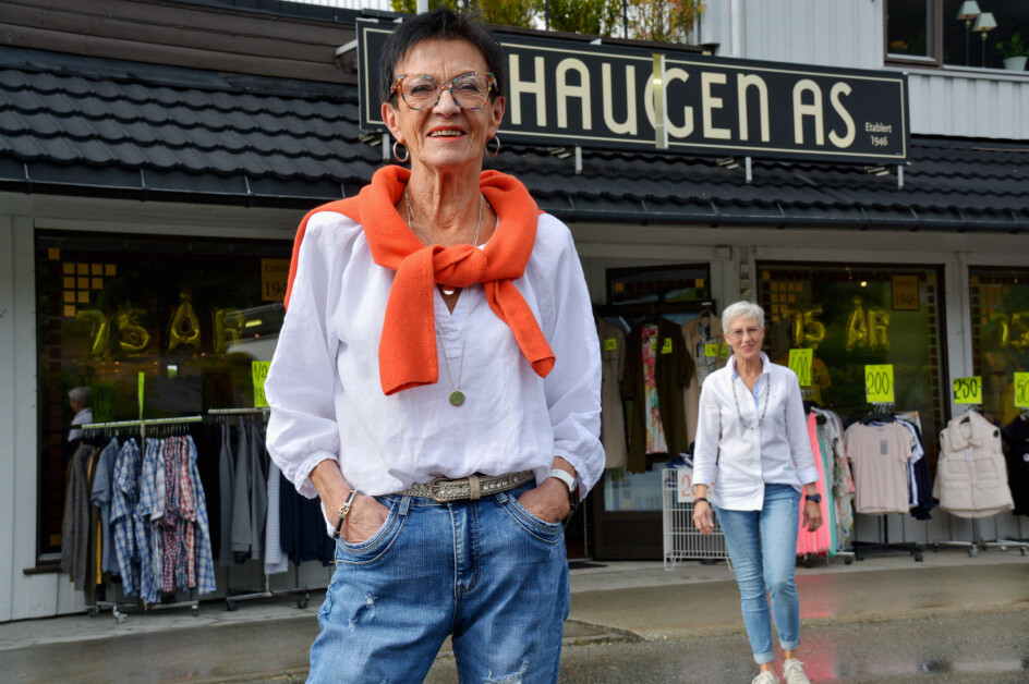 Liv Smedsrud foran butikken sammen med sin medarbeider Bergljot Måren Stene