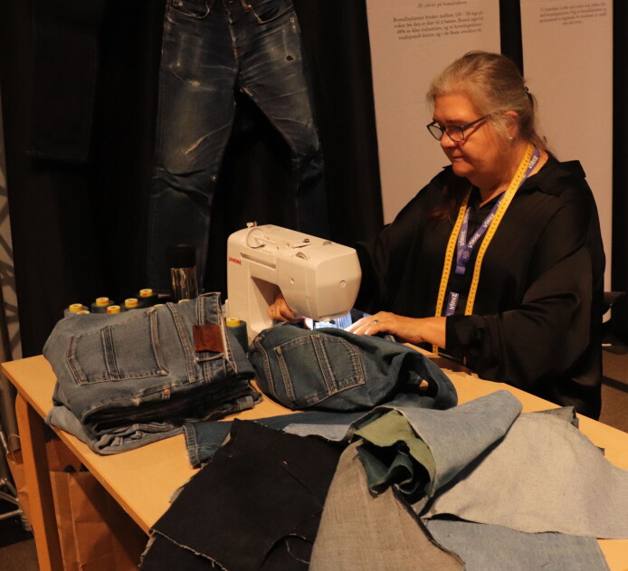 Jeansprodusenten Livid var en av utstillerne på konferansen. De viser fram hele sin verdikjede for kundene og har syersker som tilpasser og reparerer klær i sin butikk i Trondheim og i gjenbruksbutikken på Grünerløkka. Snart følger butikken i Bergen etter. Jeansprodusenten Livid var en av utstillerne på konferansen. De viser fram hele sin verdikjede for kundene og har syersker som tilpasser og reparerer klær i sin butikk i Trondheim og i gjenbruksbutikken på Grünerløkka. Snart følger butikken i Bergen etter.
