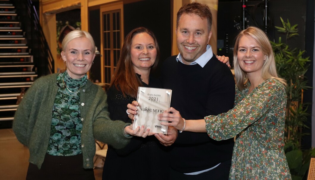 Glade prisvinnere. Fra venstre Cecilie Slåtto Olsen, Elisabeth Bendiksen, Richard Bendiksen og Guro Løvås Fause. Glade prisvinnere. Fra venstre Cecilie Slåtto Olsen, Elisabeth Bendiksen, Richard Bendiksen og Guro Løvås Fause.