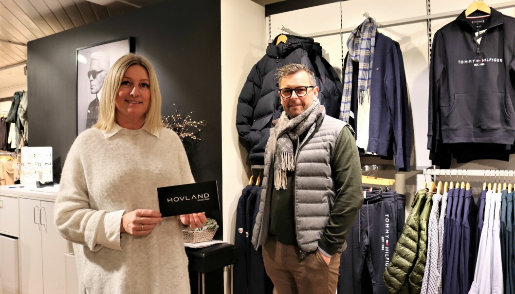 Nytt navn på butikken: Nå starter et nytt kapittel for ekteparet Mette og Jon Einar Hovland. Foto: Janni Evensen, Svelviksposten