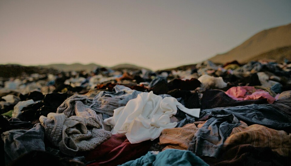 Lager klær av klesavfallet i Atacama-ørkenen