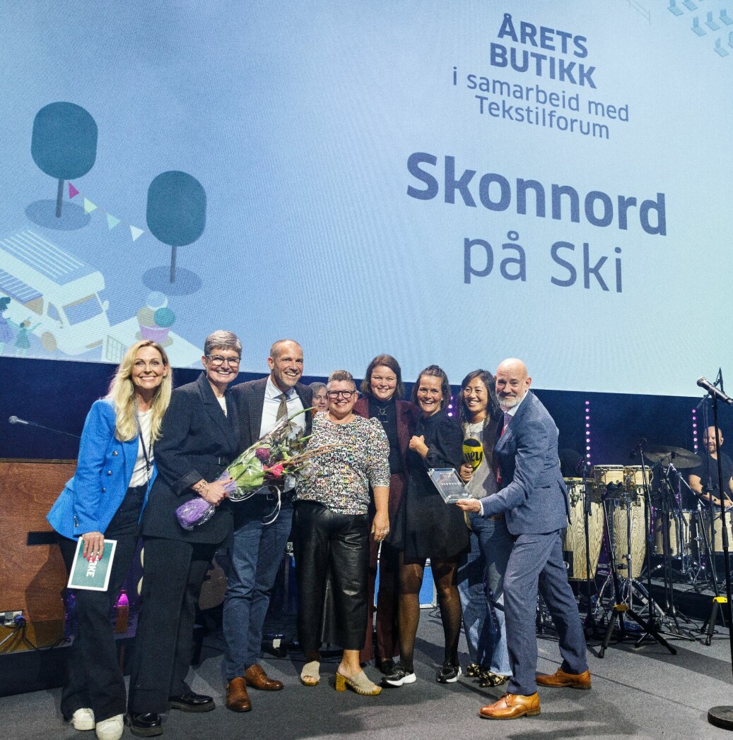 Bransjedirektør i Virke, Bror W. Stende delte ut prisen for årets butikk i tekstilbransjen