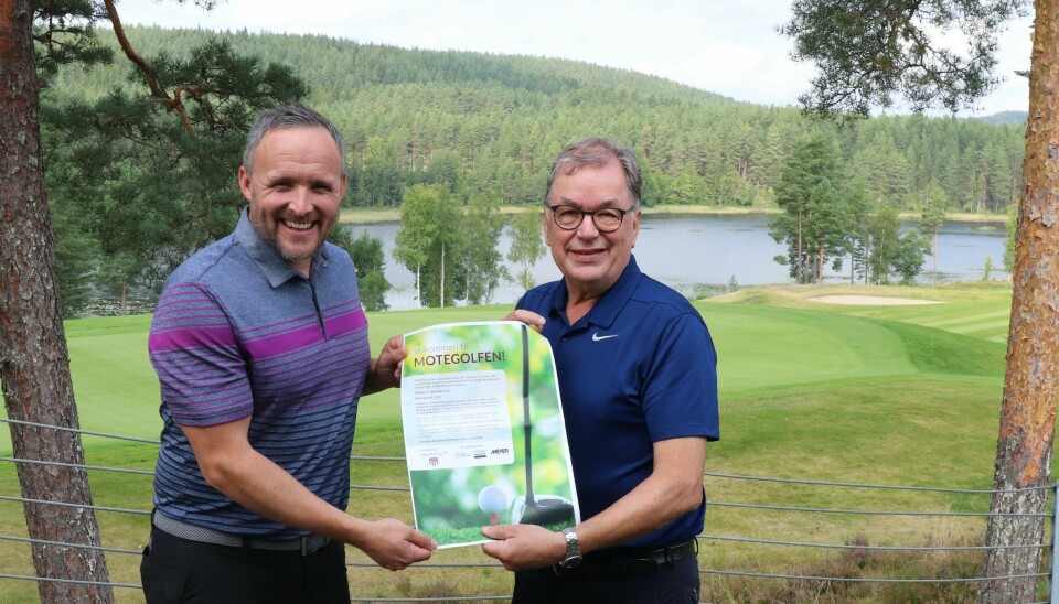 Daglig leder i Kongsvingers Golfklubb, Daniel Larsson og Ove Hansrud i Tekstilforum er vertskap for Motegolfen.