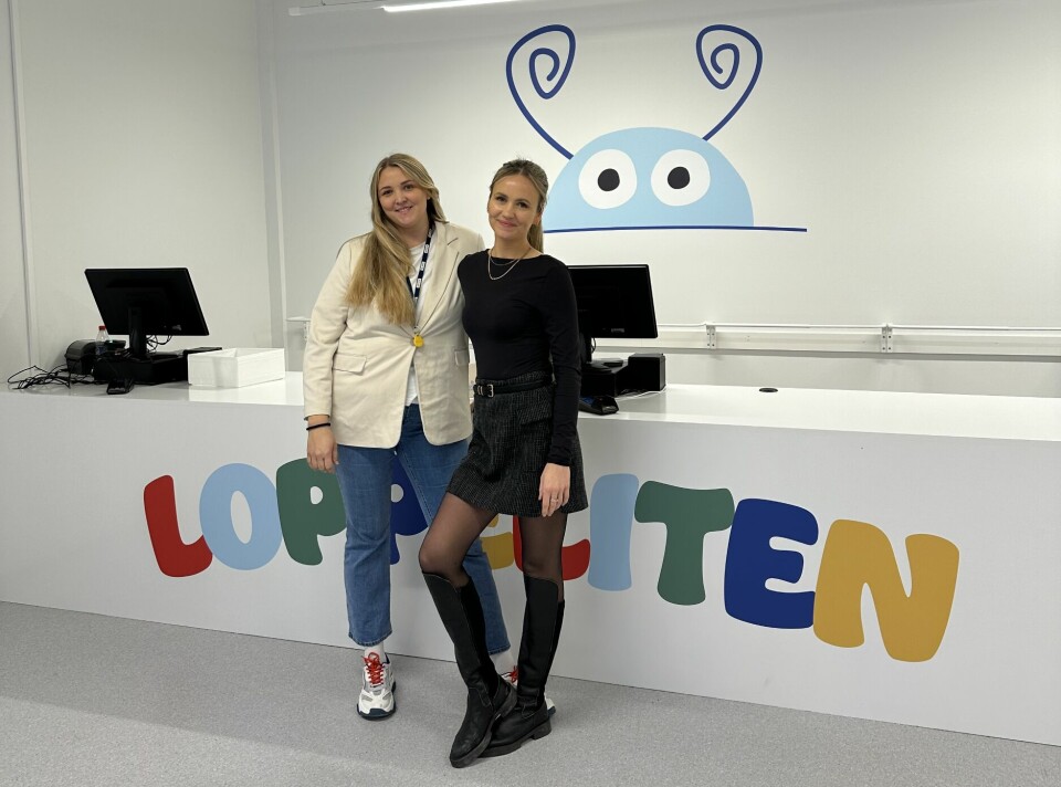 Loppelitens to gründere: Hanne Wolllan (daglig leder. t.v.) og Andrea Christina Nordvik (styreleder). Foran disk med Loppeliten-logo.